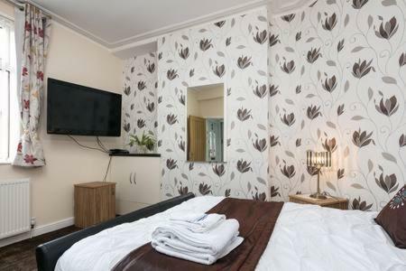 Knutsford House Holidays Манчестер Экстерьер фото